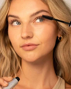 Straight Up™ Volumizing Peptide Mascara